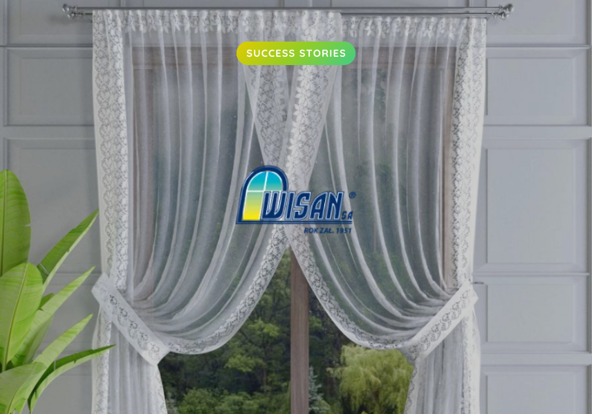 Wyciemnione zdjęcie firanki w oknie z napisem „succes stories” i logo Wisan