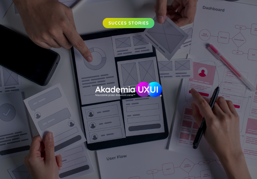 Wyciemnione zdjęcie parkingu z napisem „succes stories” i logo akademia UX